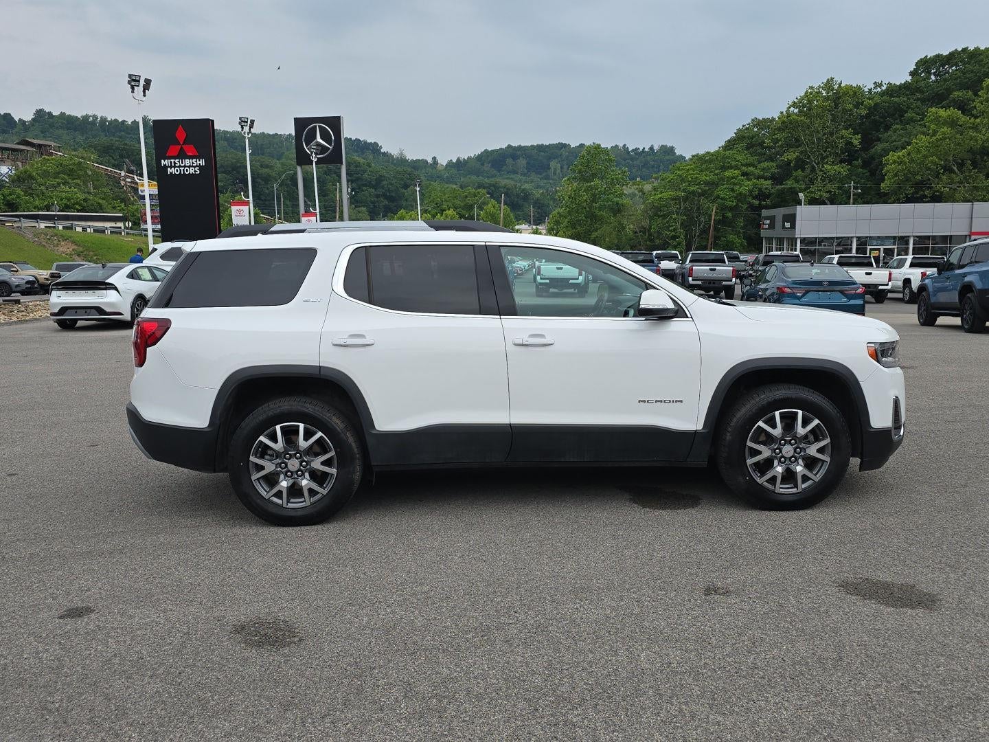 2023 GMC Acadia SLT