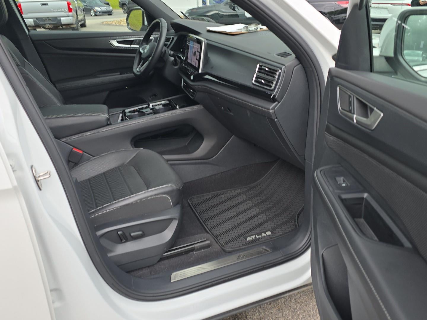 2024 Volkswagen Atlas Cross Sport 2.0T SEL R-Line