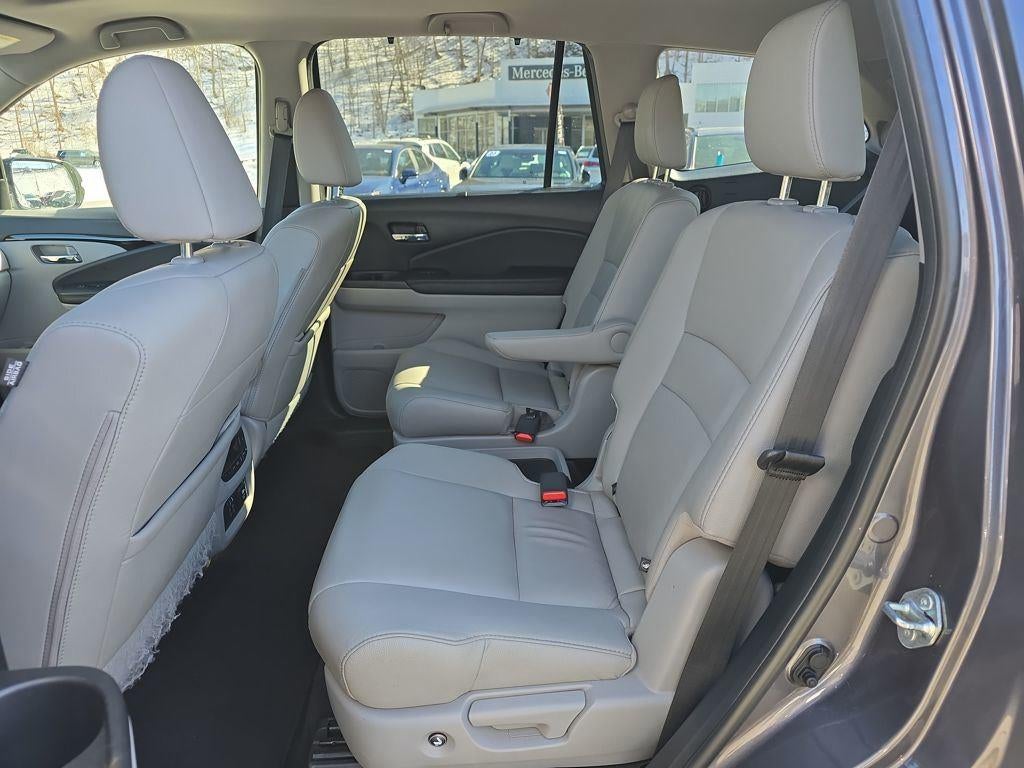 2022 Honda Pilot Touring w/Rear Captain's Chairs
