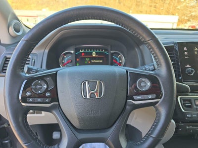 2022 Honda Pilot Touring w/Rear Captain's Chairs