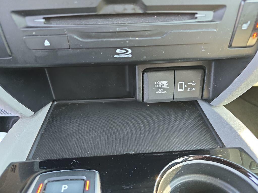 2022 Honda Pilot Touring w/Rear Captain's Chairs