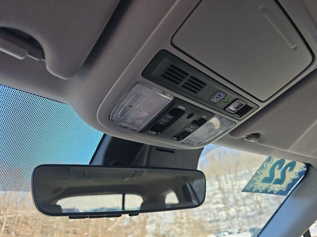 2022 Honda Pilot Touring w/Rear Captain's Chairs