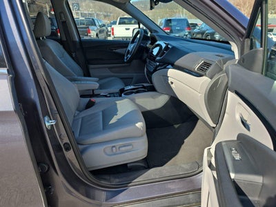 2022 Honda Pilot Touring w/Rear Captain's Chairs