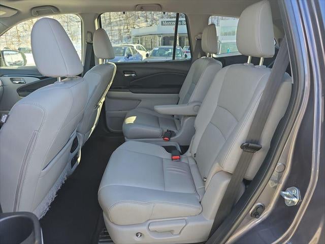 2022 Honda Pilot Touring w/Rear Captain's Chairs