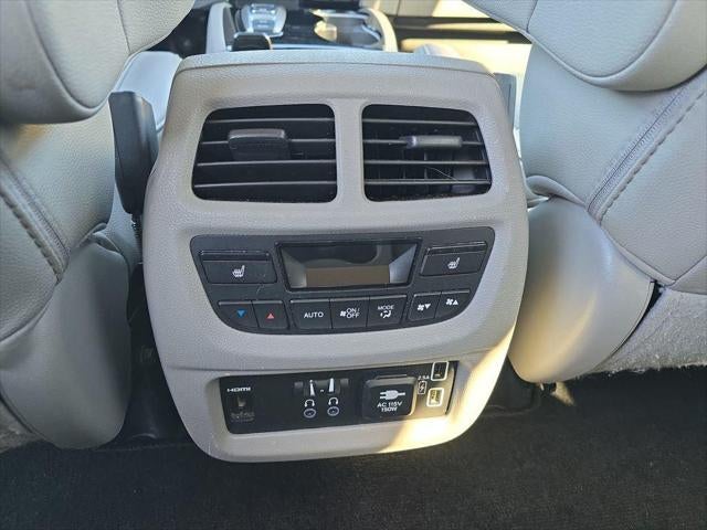 2022 Honda Pilot Touring w/Rear Captain's Chairs