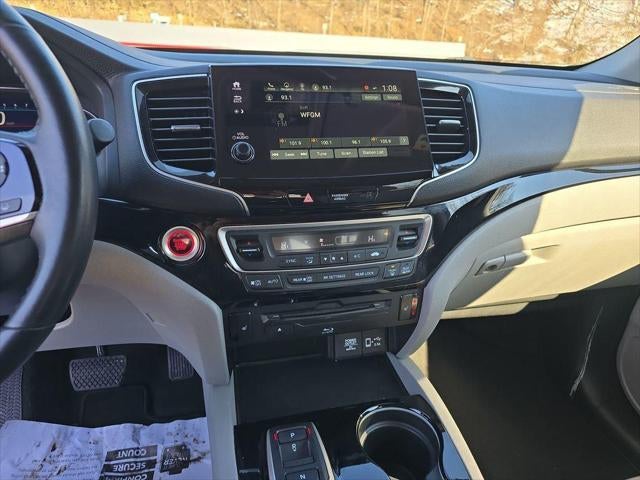 2022 Honda Pilot Touring w/Rear Captain's Chairs