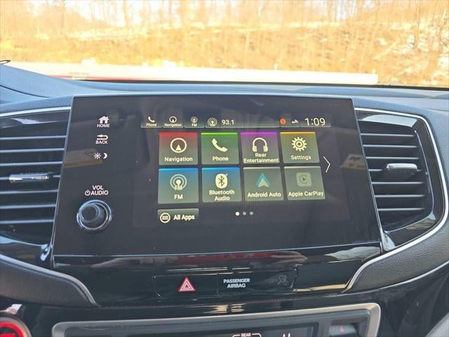 2022 Honda Pilot Touring w/Rear Captain's Chairs