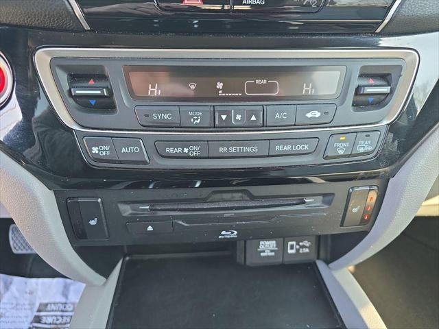 2022 Honda Pilot Touring w/Rear Captain's Chairs