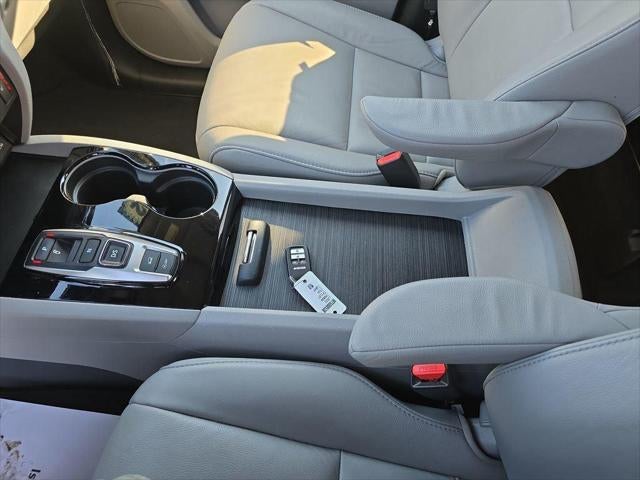 2022 Honda Pilot Touring w/Rear Captain's Chairs