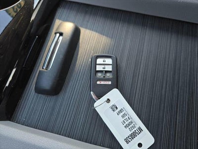 2022 Honda Pilot Touring w/Rear Captain's Chairs