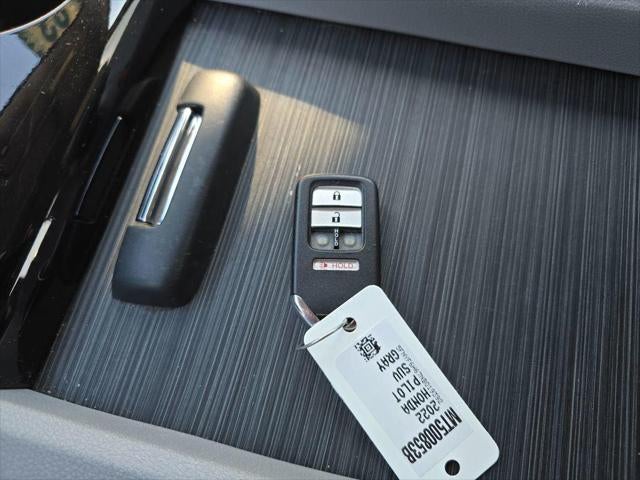 2022 Honda Pilot Touring w/Rear Captain's Chairs