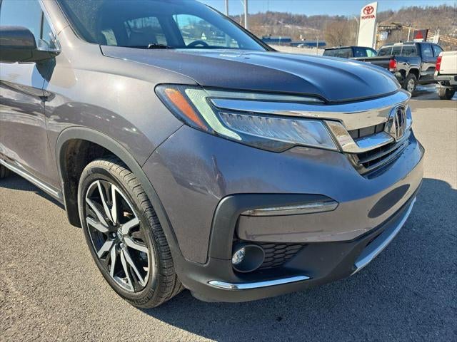 2022 Honda Pilot Touring w/Rear Captain's Chairs