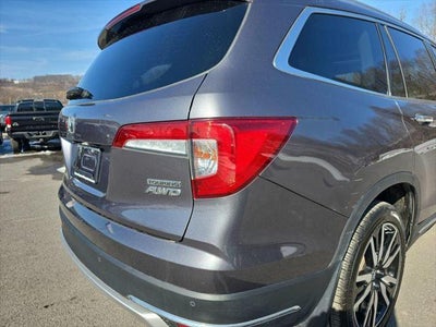 2022 Honda Pilot Touring w/Rear Captain's Chairs