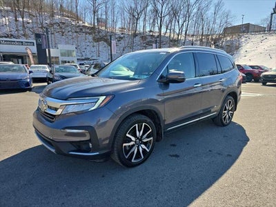 2022 Honda Pilot Touring w/Rear Captain's Chairs