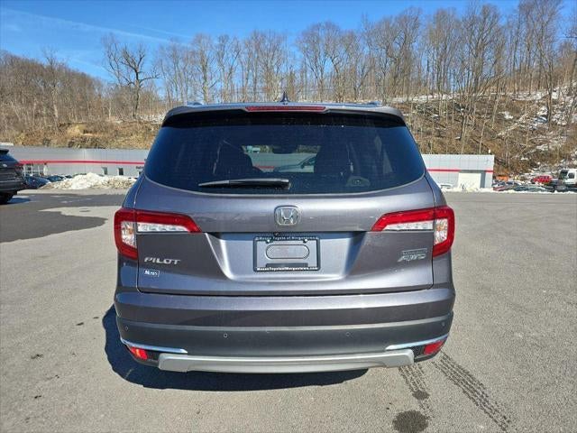 2022 Honda Pilot Touring w/Rear Captain's Chairs