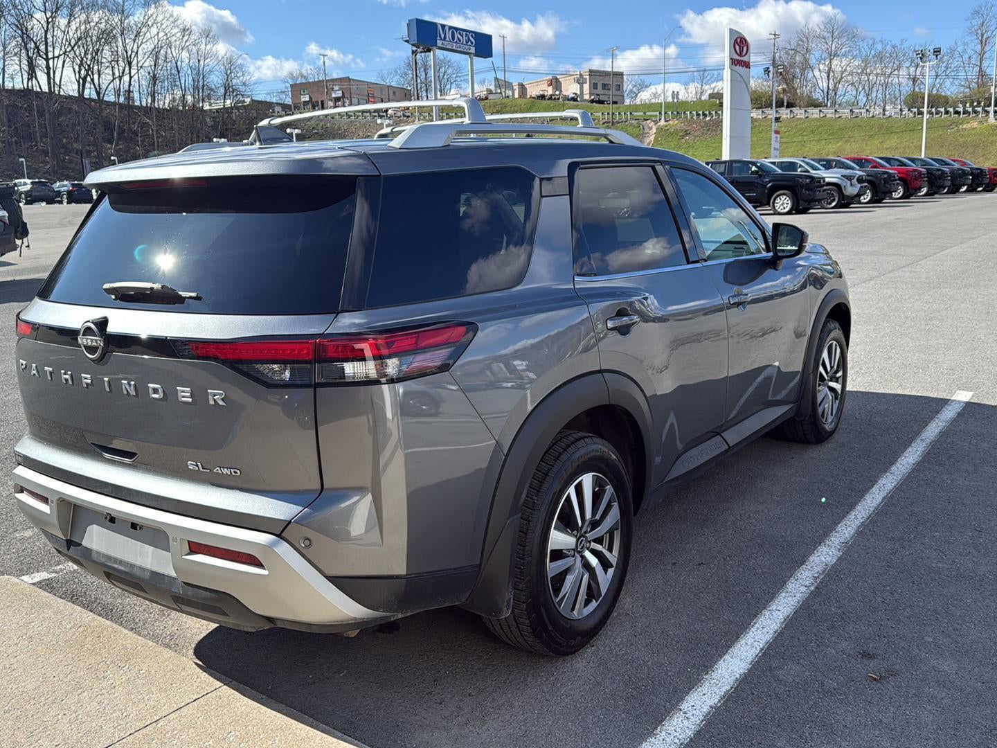 2023 Nissan Pathfinder SL