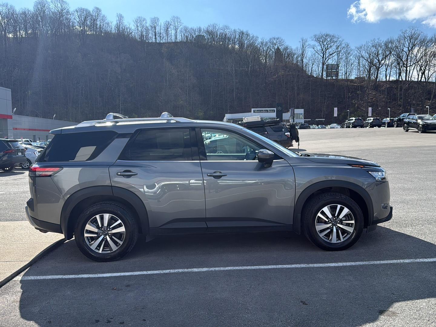 2023 Nissan Pathfinder SL