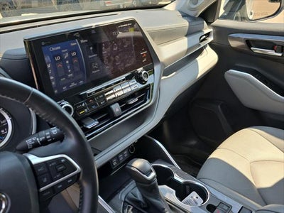 2022 Toyota Highlander Hybrid Platinum