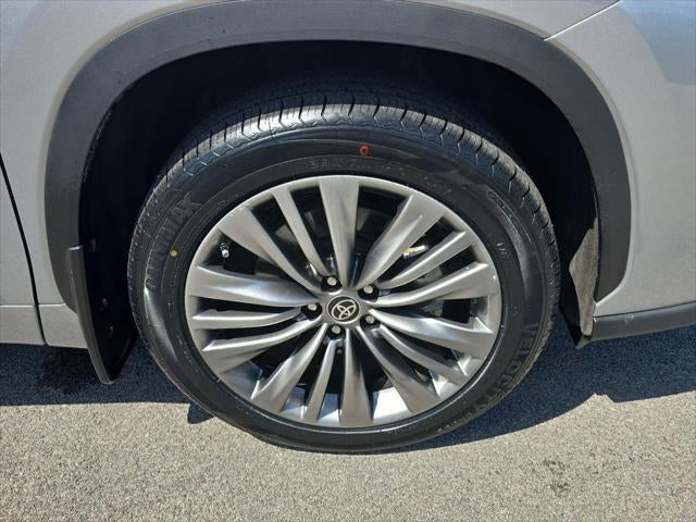 2022 Toyota Highlander Hybrid Platinum