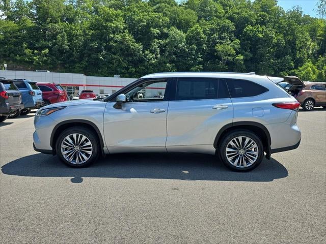 2022 Toyota Highlander Hybrid Platinum