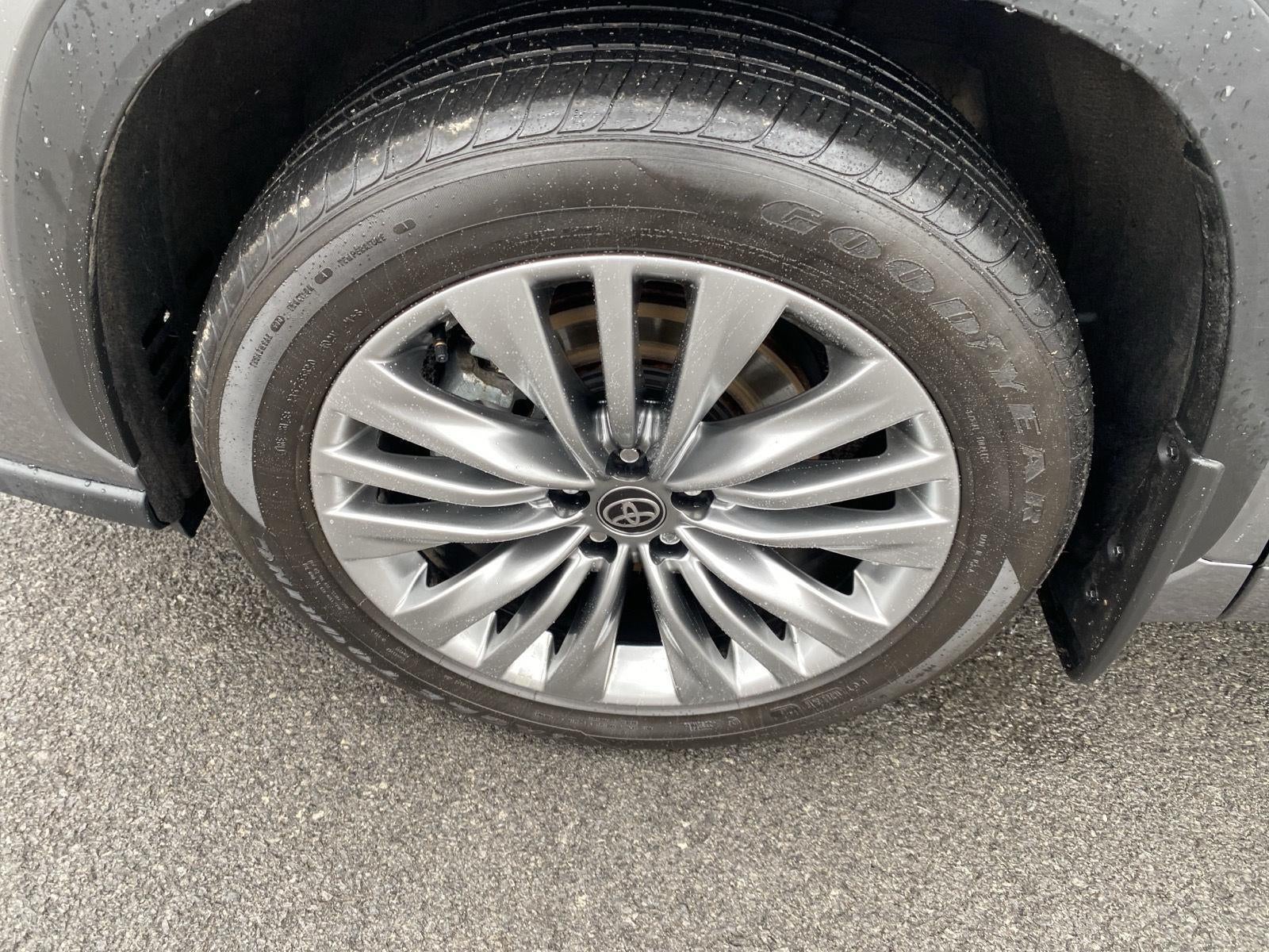 2025 Toyota Highlander Hybrid Platinum