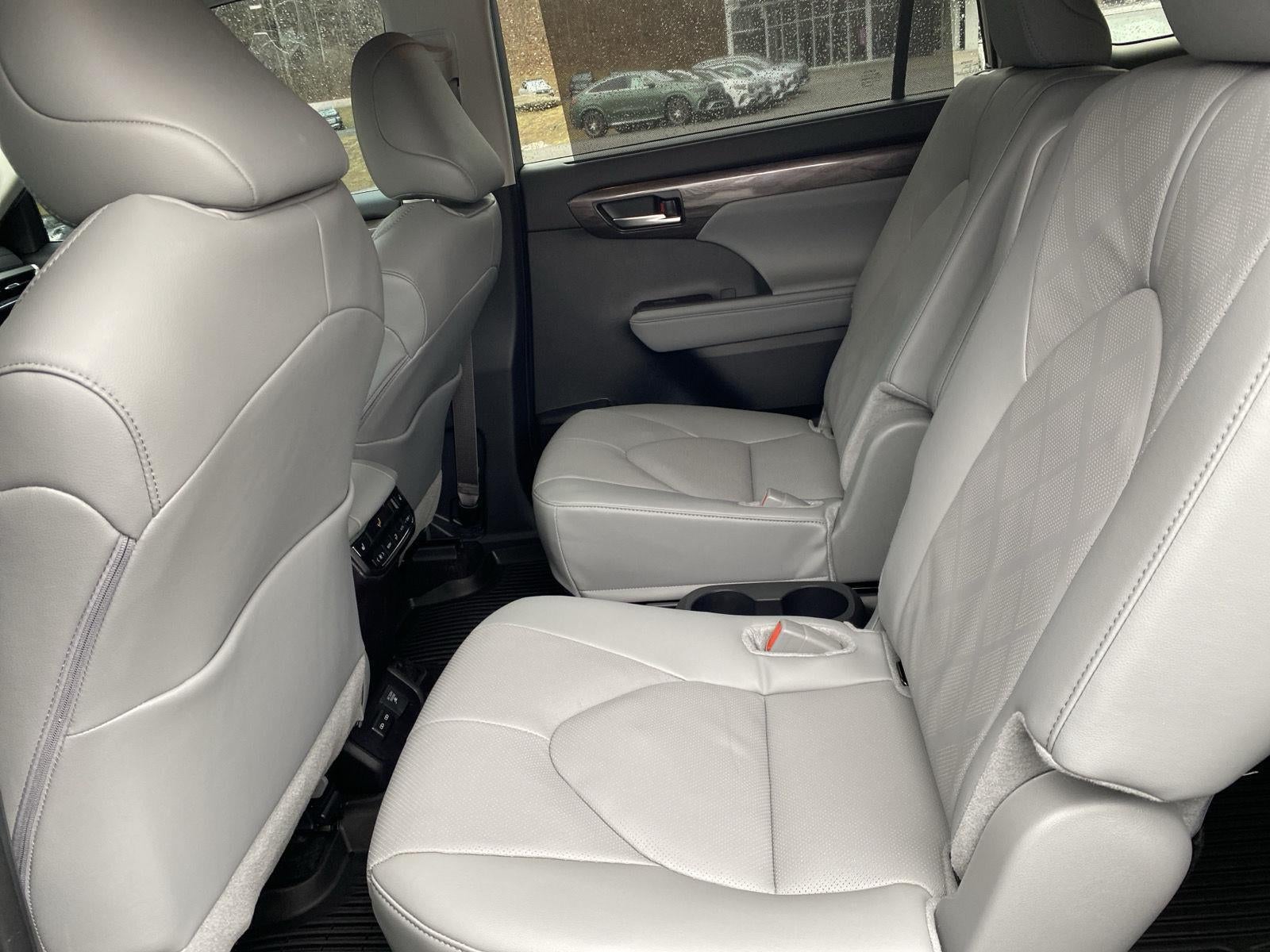 2025 Toyota Highlander Hybrid Platinum