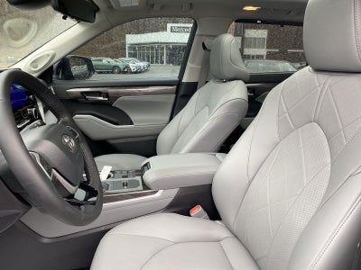 2025 Toyota Highlander Hybrid Platinum