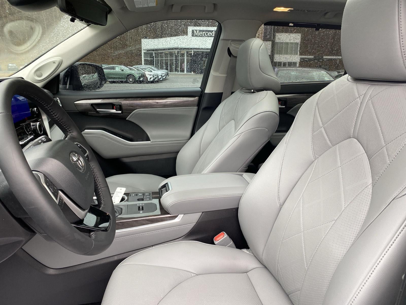 2025 Toyota Highlander Hybrid Platinum