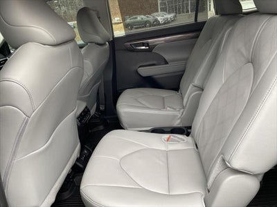 2025 Toyota Highlander Hybrid Platinum