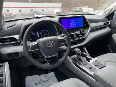 2025 Toyota Highlander Hybrid Platinum