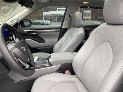 2025 Toyota Highlander Hybrid Platinum
