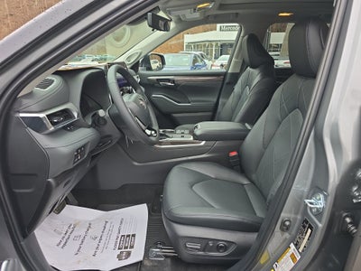 2026 Toyota Highlander Hybrid Platinum