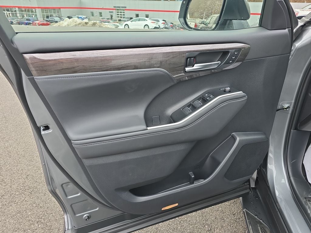 2026 Toyota Highlander Hybrid Platinum