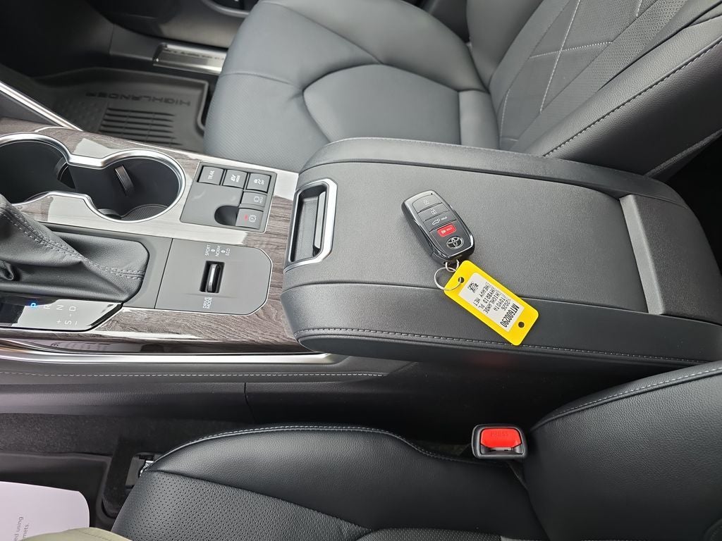 2026 Toyota Highlander Hybrid Platinum