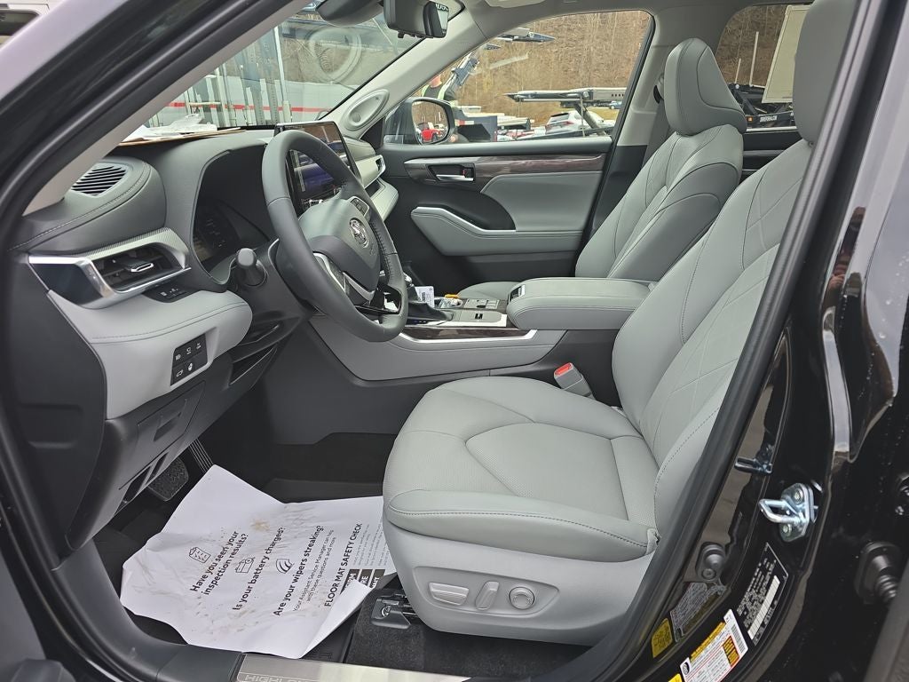 2026 Toyota Highlander Hybrid Platinum