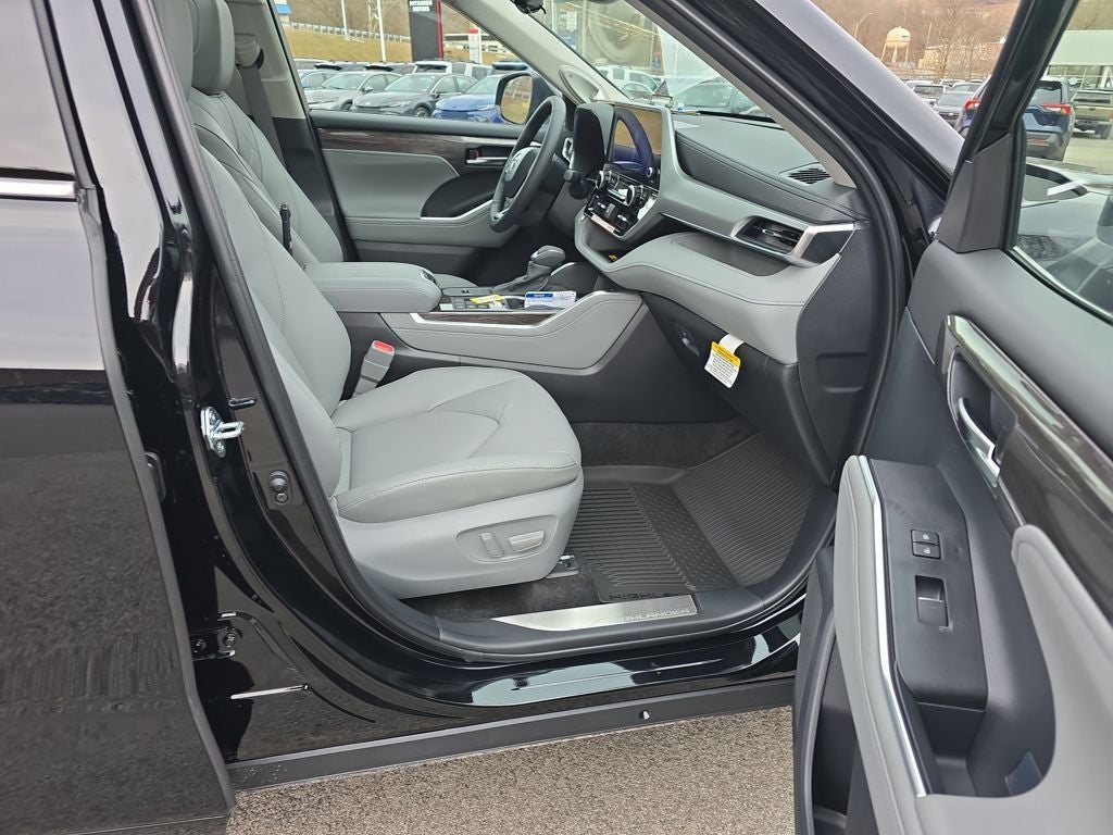 2026 Toyota Highlander Hybrid Platinum