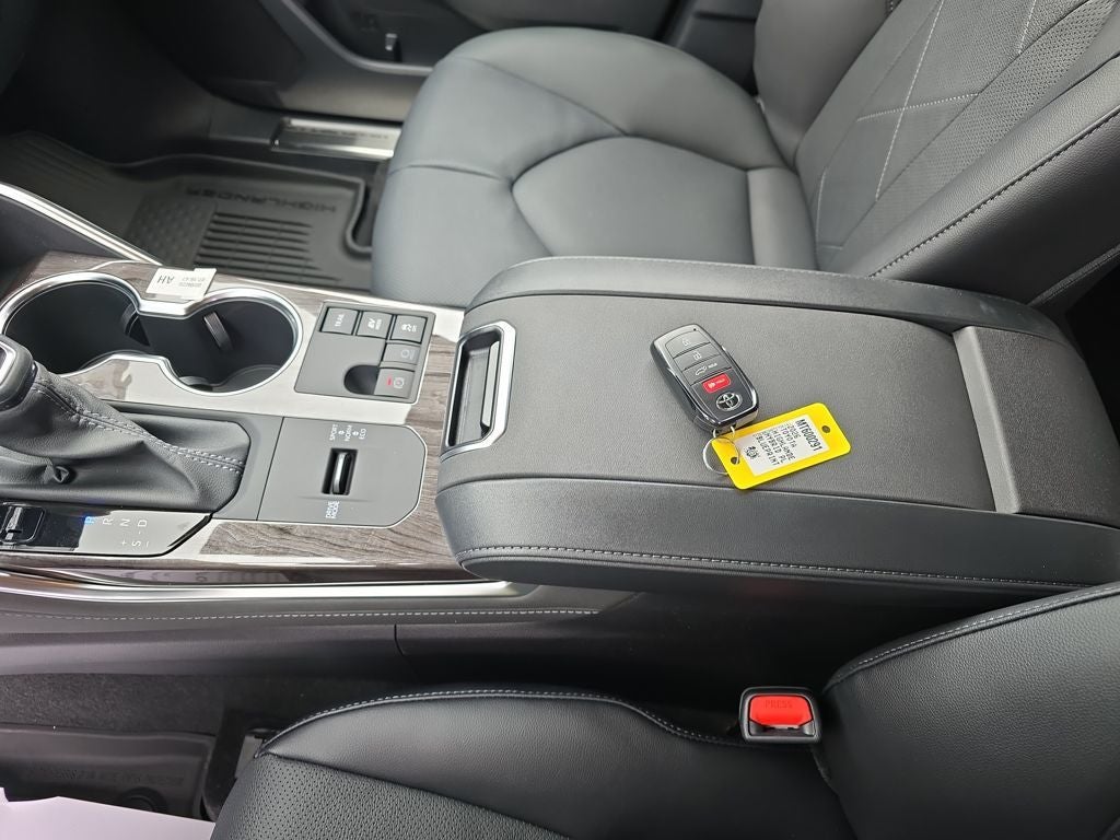 2026 Toyota Highlander Hybrid Platinum